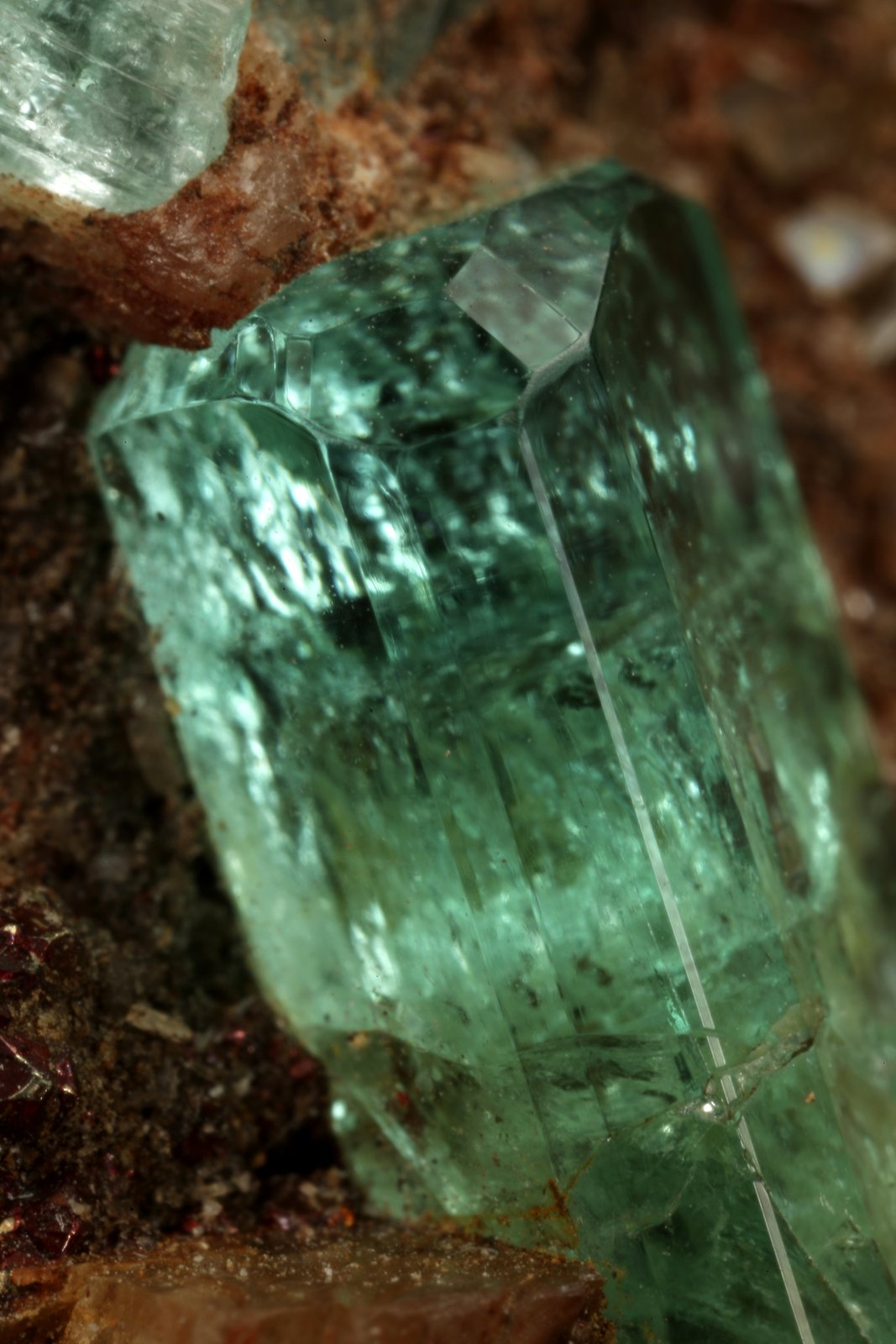 Beryl (variety emerald), Calcite, Pyrite
30x12x42mm, main xl=13x5mm
(Autor: Fiebre Verde)