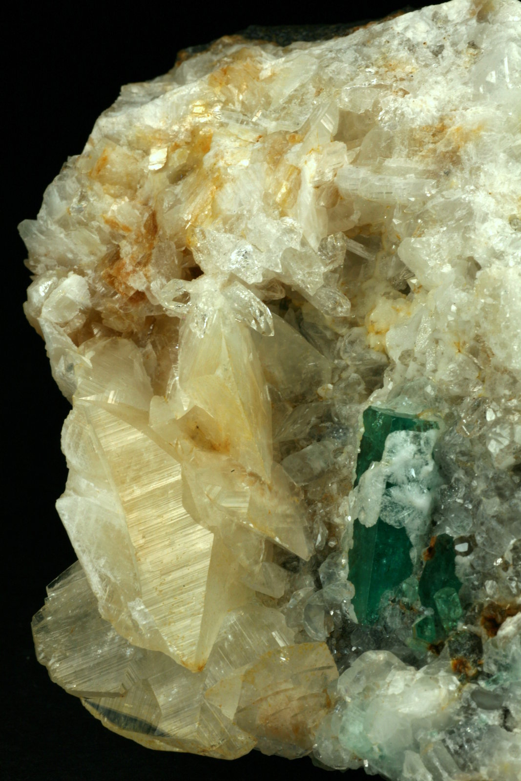 Beryl (variety emerald), Calcite, Quartz
80x90x35mm
(Autor: Fiebre Verde)
