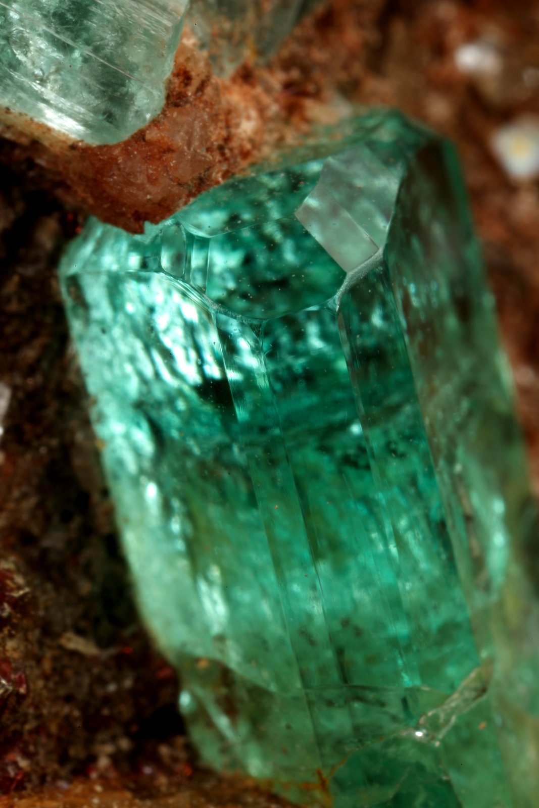 Beryl (variety emerald), Calcite, Pyrite
30x12x42mm, main xl=13x5mm
(Autor: Fiebre Verde)