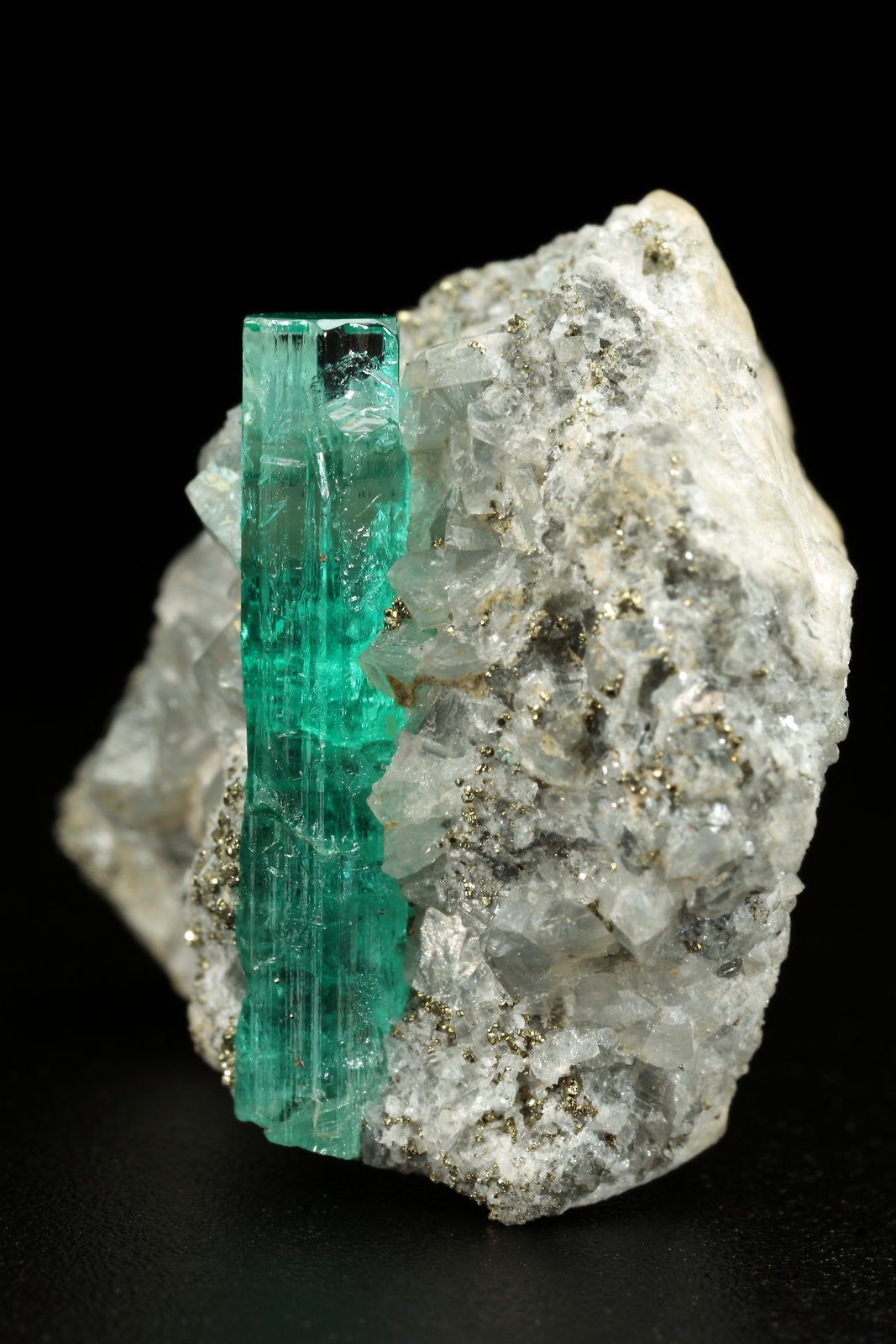 Beryl (variety emerald), Dolomite, Pyrite
29x27x19mm, xl=22mm
(Autor: Fiebre Verde)
