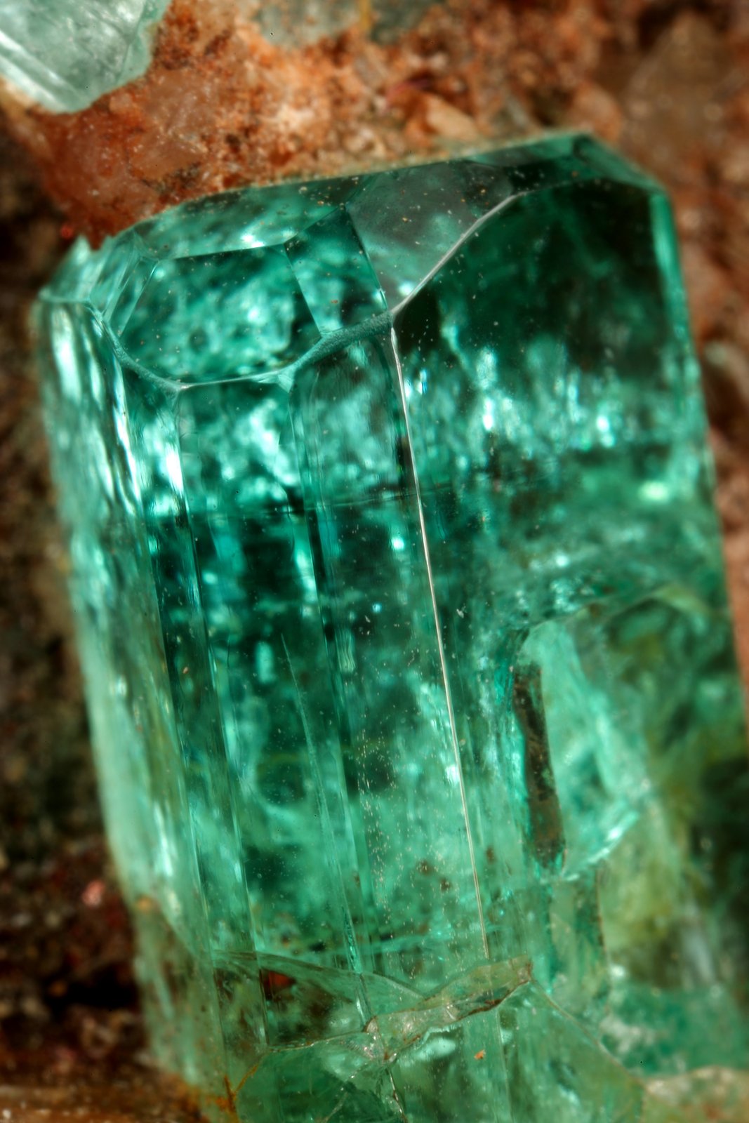 Beryl (variety emerald), Calcite, Pyrite
30x12x42mm, main xl=13x5mm
(Autor: Fiebre Verde)