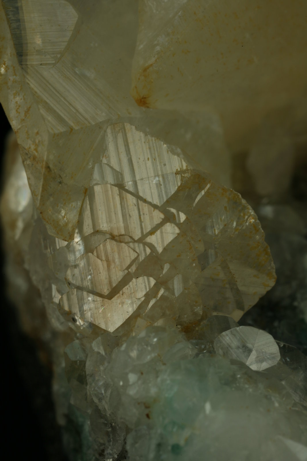 Beryl (variety emerald), Calcite, Quartz
80x90x35mm
(Autor: Fiebre Verde)