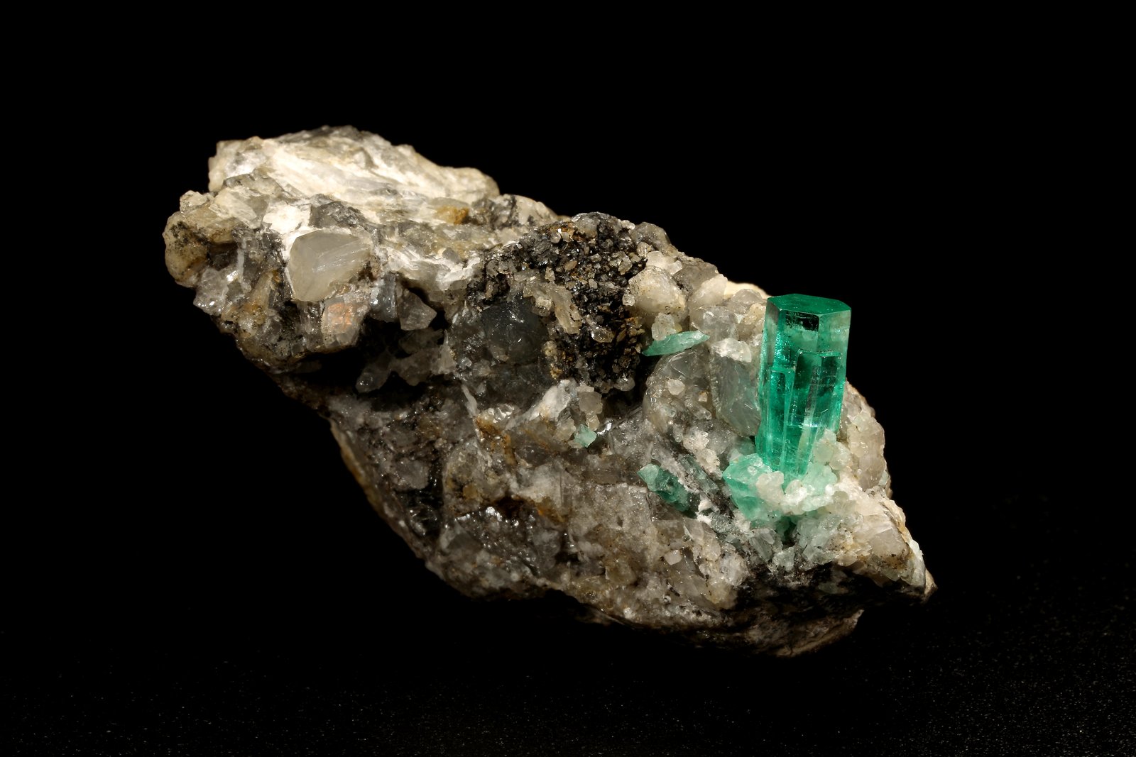 Beryl (variety emerald), Calcite
30x49x29mm, xl=9x4mm
(Autor: Fiebre Verde)