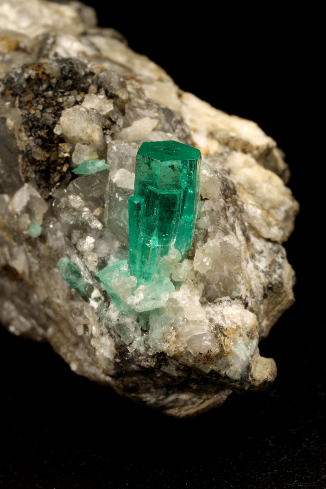 Beryl (variety emerald), Calcite
30x49x29mm, xl=9x4mm
(Autor: Fiebre Verde)