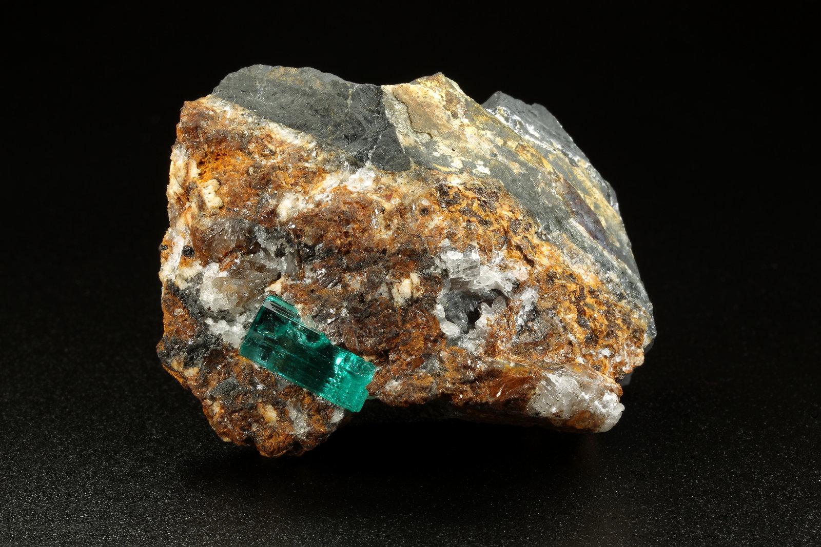 Beryl (variety emerald), Calcite
44x55x36mm, xl=13mm
(Autor: Fiebre Verde)