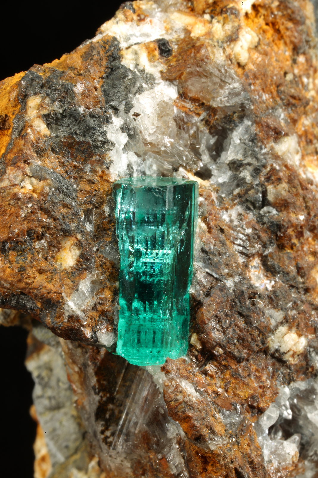 Beryl (variety emerald), Calcite
44x55x36mm, xl=13mm
(Autor: Fiebre Verde)