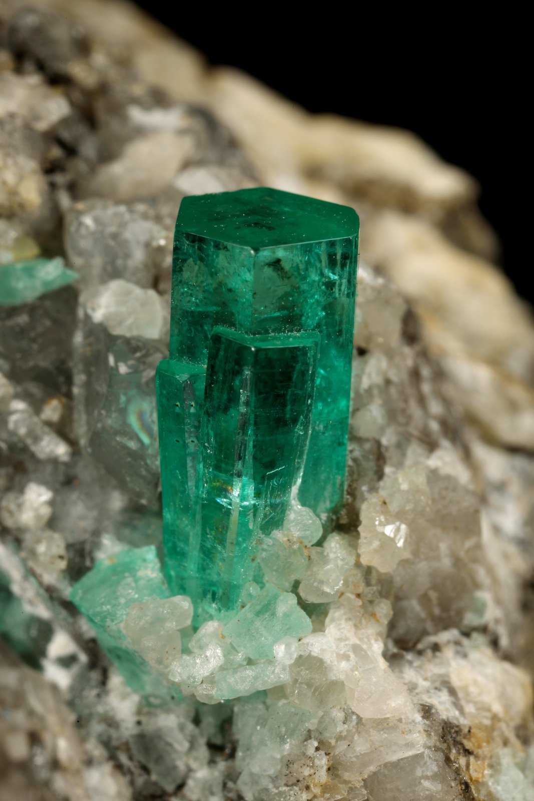 Beryl (variety emerald), Calcite
30x49x29mm, xl=9x4mm
(Autor: Fiebre Verde)