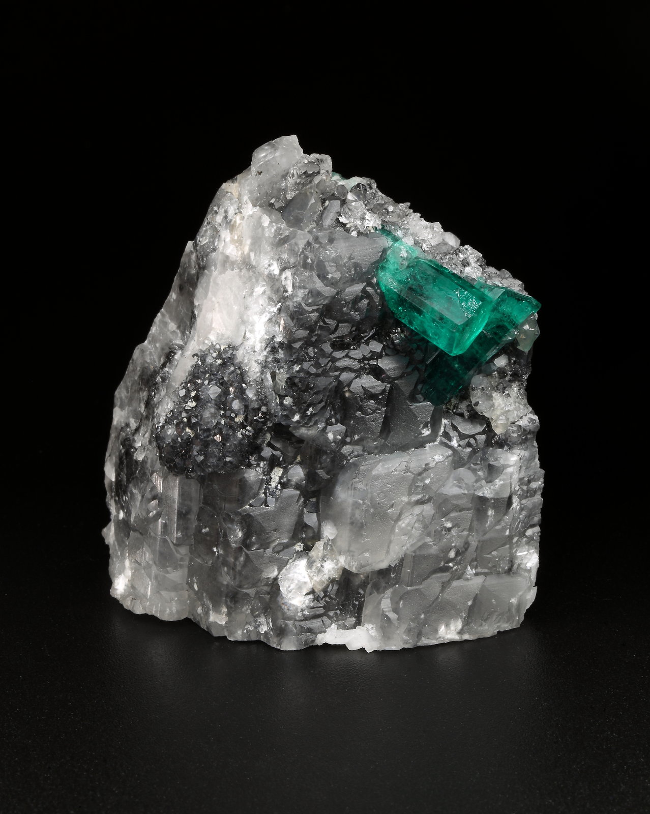 Beryl (variety emerald), Calcite
49x53x33mm, xls=12 & 14mm
(Autor: Fiebre Verde)