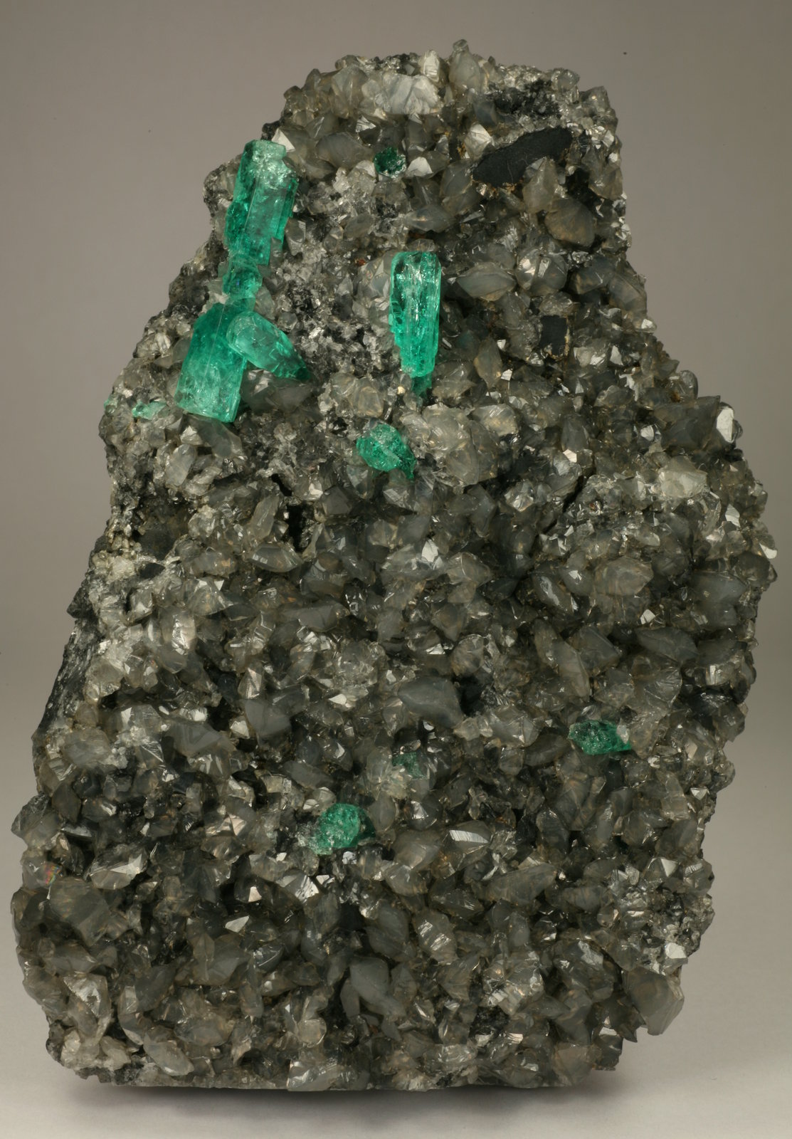Beryl (variety emerald), Calcite, Pyrite
105x80x20mm
(Autor: Fiebre Verde)