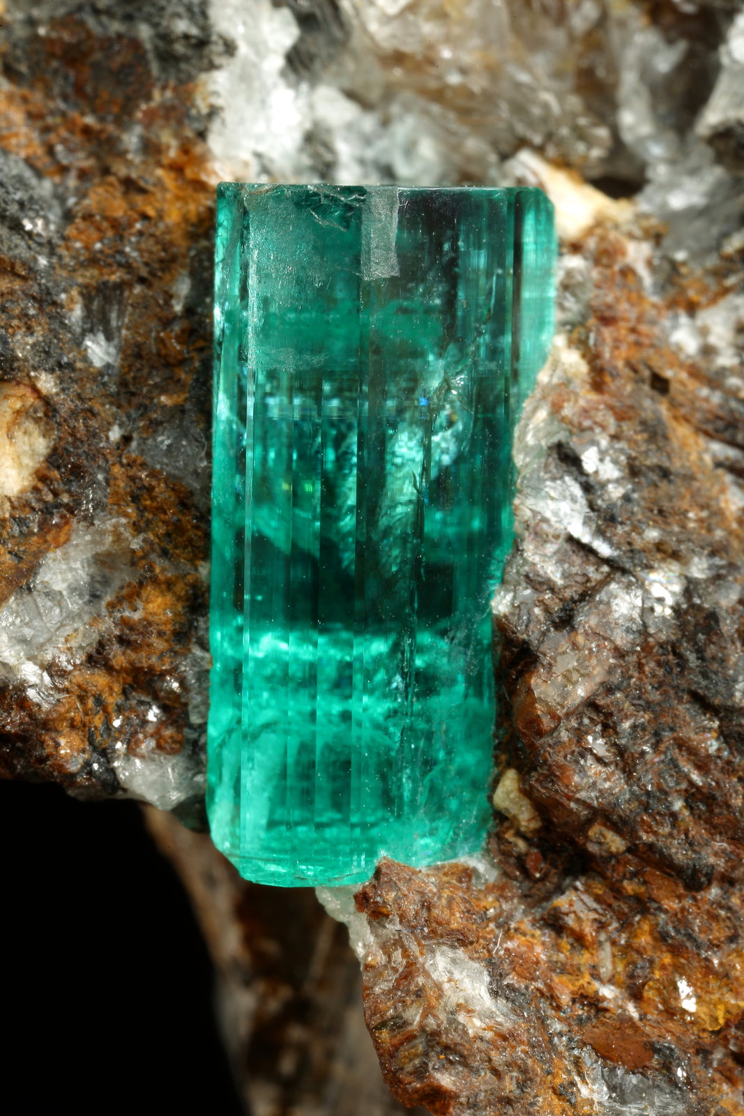 Beryl (variety emerald), Calcite
44x55x36mm, xl=13mm
(Autor: Fiebre Verde)