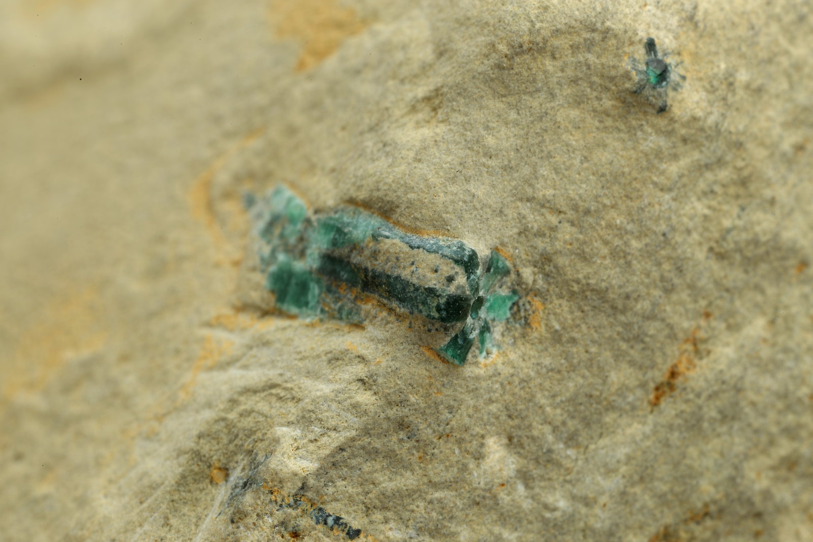 Beryl (variety emerald)
60x42x48mm, longest xl=17mm
(Autor: Fiebre Verde)