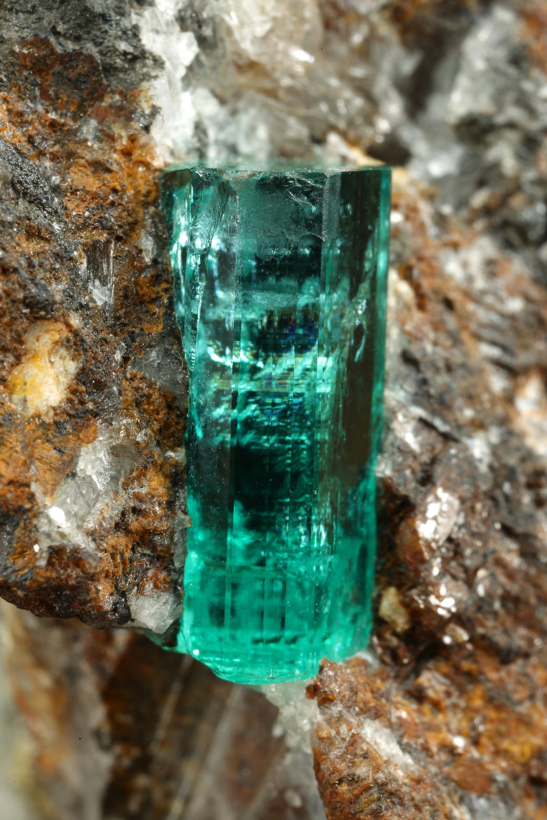 Beryl (variety emerald), Calcite
44x55x36mm, xl=13mm
(Autor: Fiebre Verde)