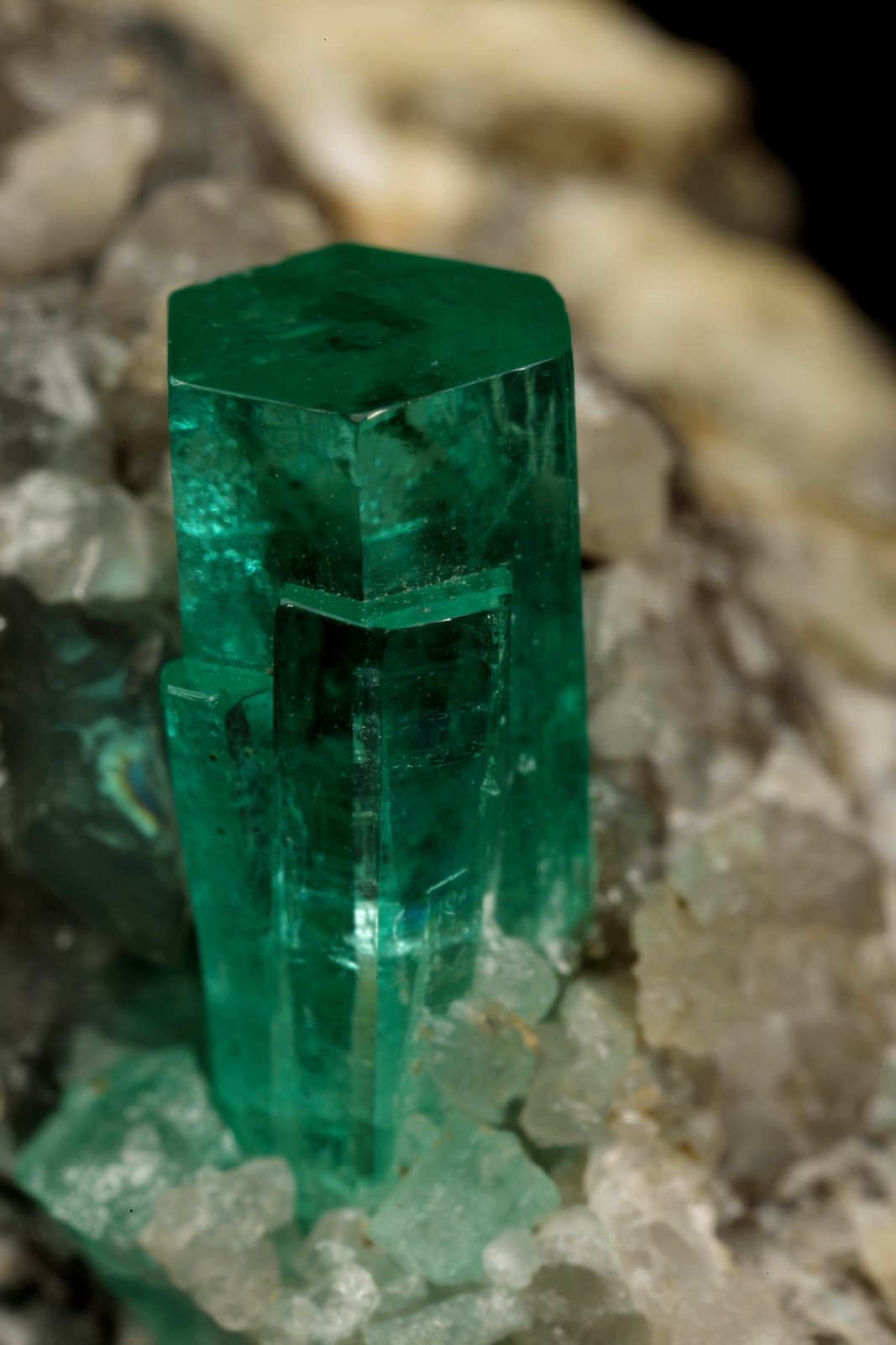 Beryl (variety emerald), Calcite
30x49x29mm, xl=9x4mm
(Autor: Fiebre Verde)