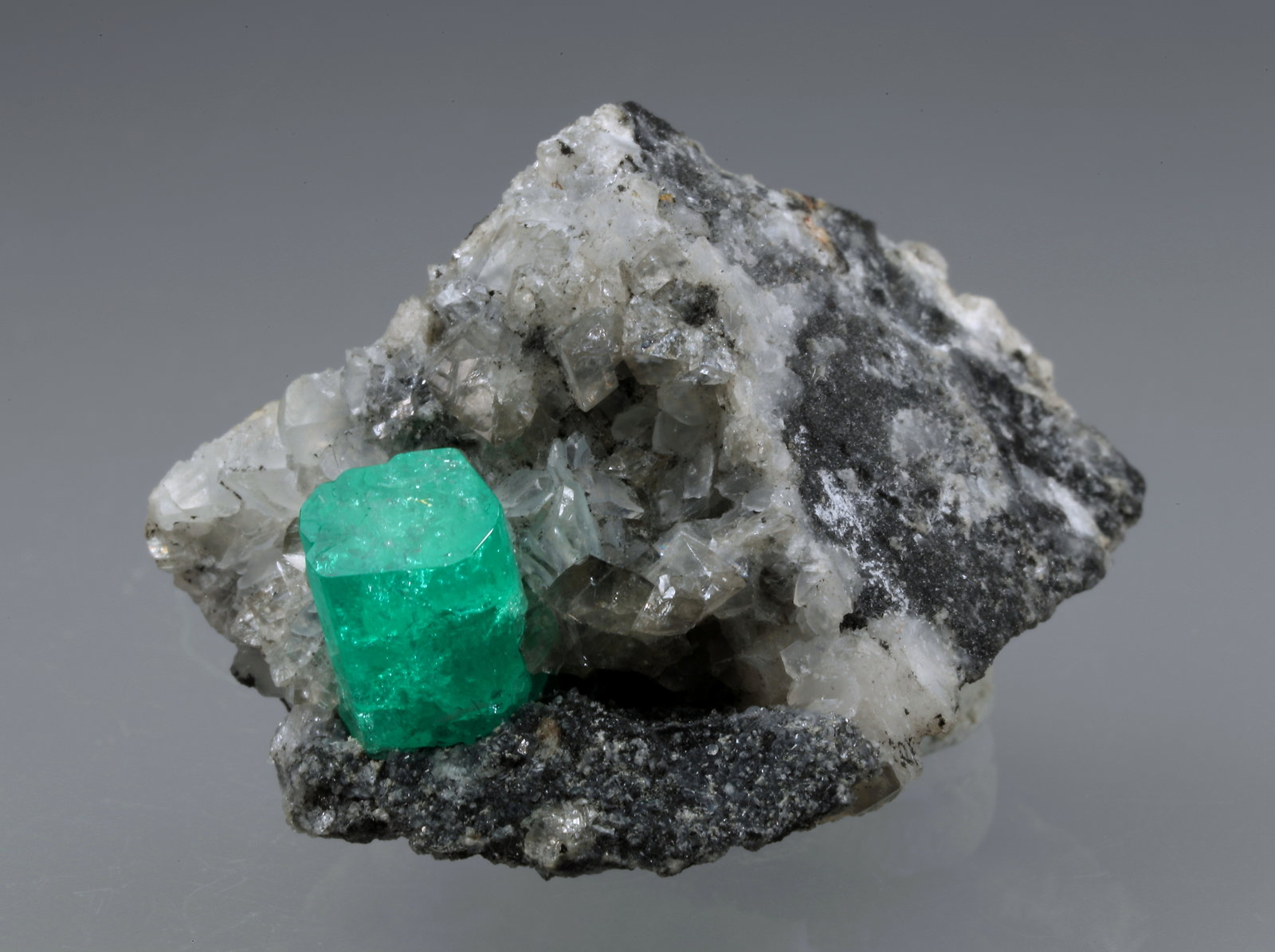 Beryl (variety emerald), Calcite, Dolomite, Pyrite
27x24x35mm, xl=9x6mm
(Autor: Fiebre Verde)