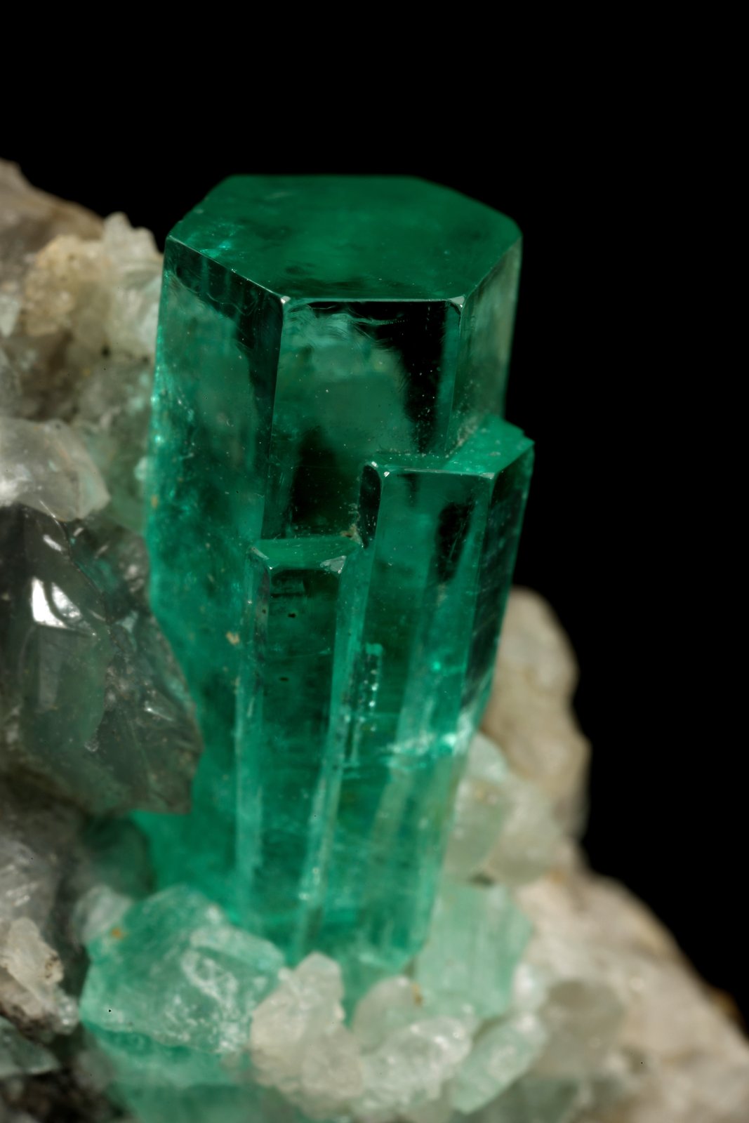 Beryl (variety emerald), Calcite
30x49x29mm, xl=9x4mm
(Autor: Fiebre Verde)