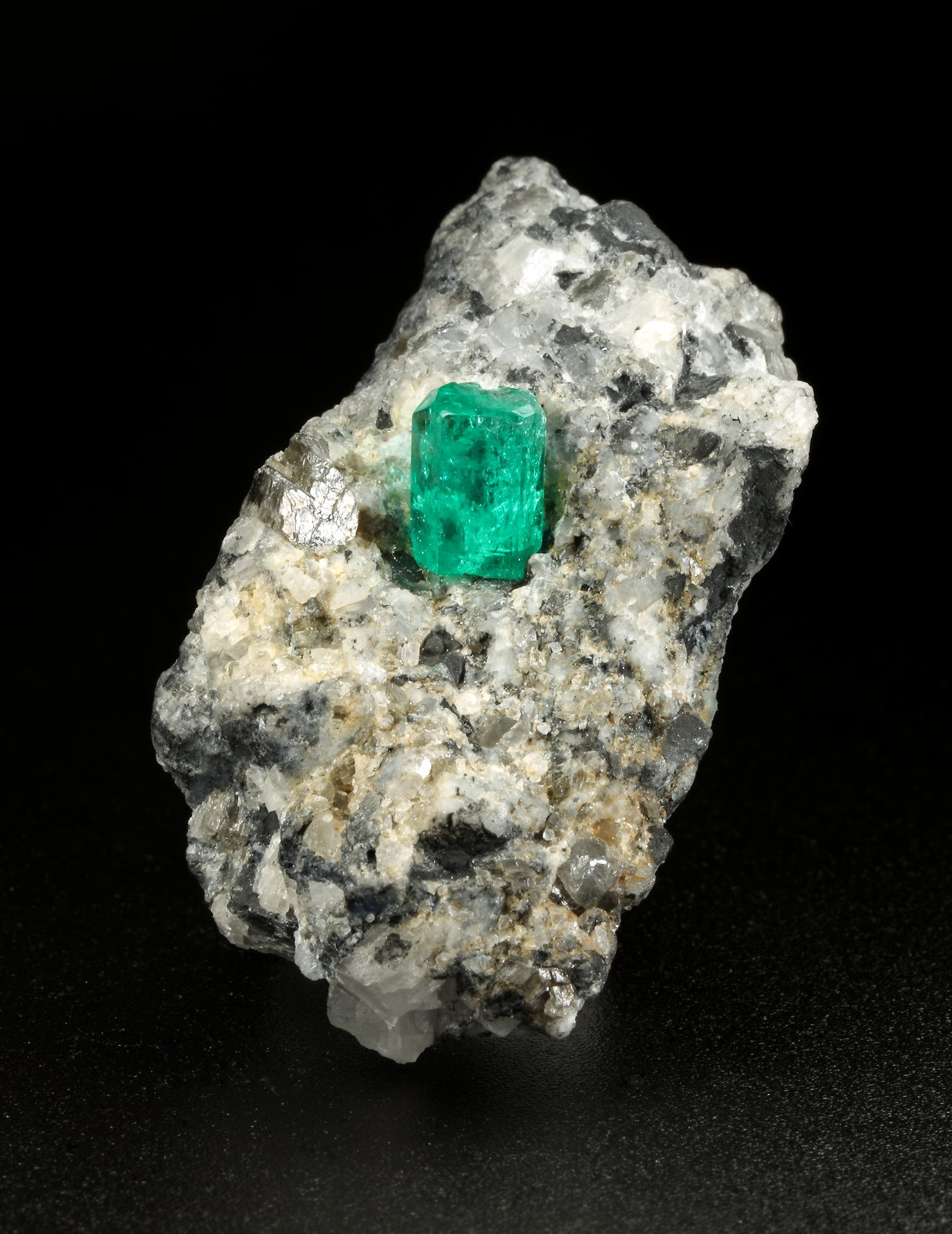 Beryl (variety emerald), Calcite
27x33x35mm, xl=9mm
(Autor: Fiebre Verde)