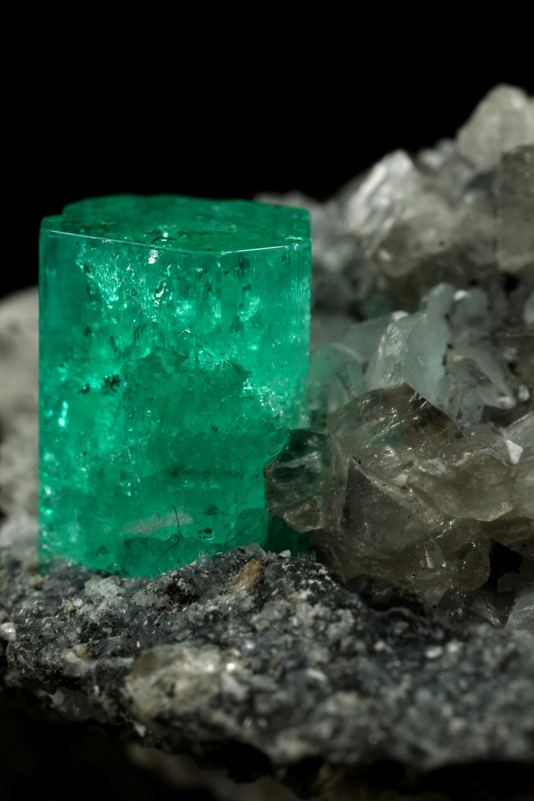 Beryl (variety emerald), Calcite, Dolomite, Pyrite
27x24x35mm, xl=9x6mm
(Autor: Fiebre Verde)