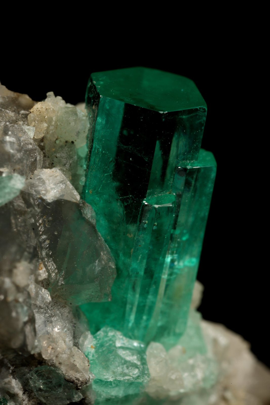 Beryl (variety emerald), Calcite
30x49x29mm, xl=9x4mm
(Autor: Fiebre Verde)