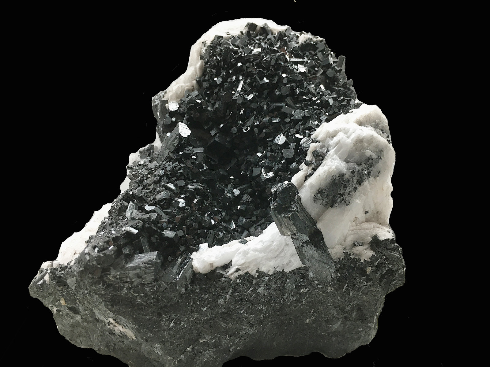 Manganite on whit<br />{LOCALITAT}