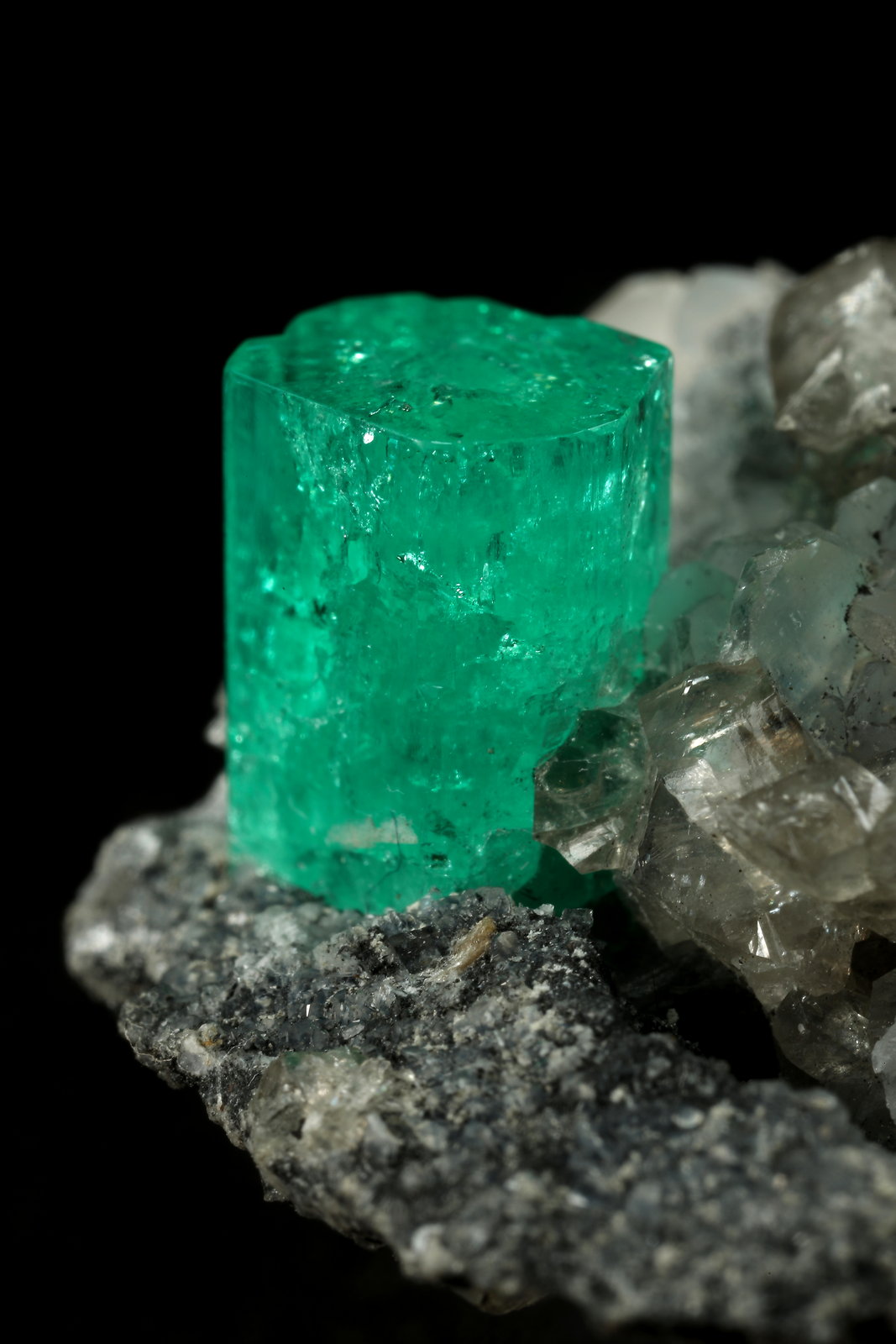 Beryl (variety emerald), Calcite, Dolomite, Pyrite
27x24x35mm, xl=9x6mm
(Autor: Fiebre Verde)