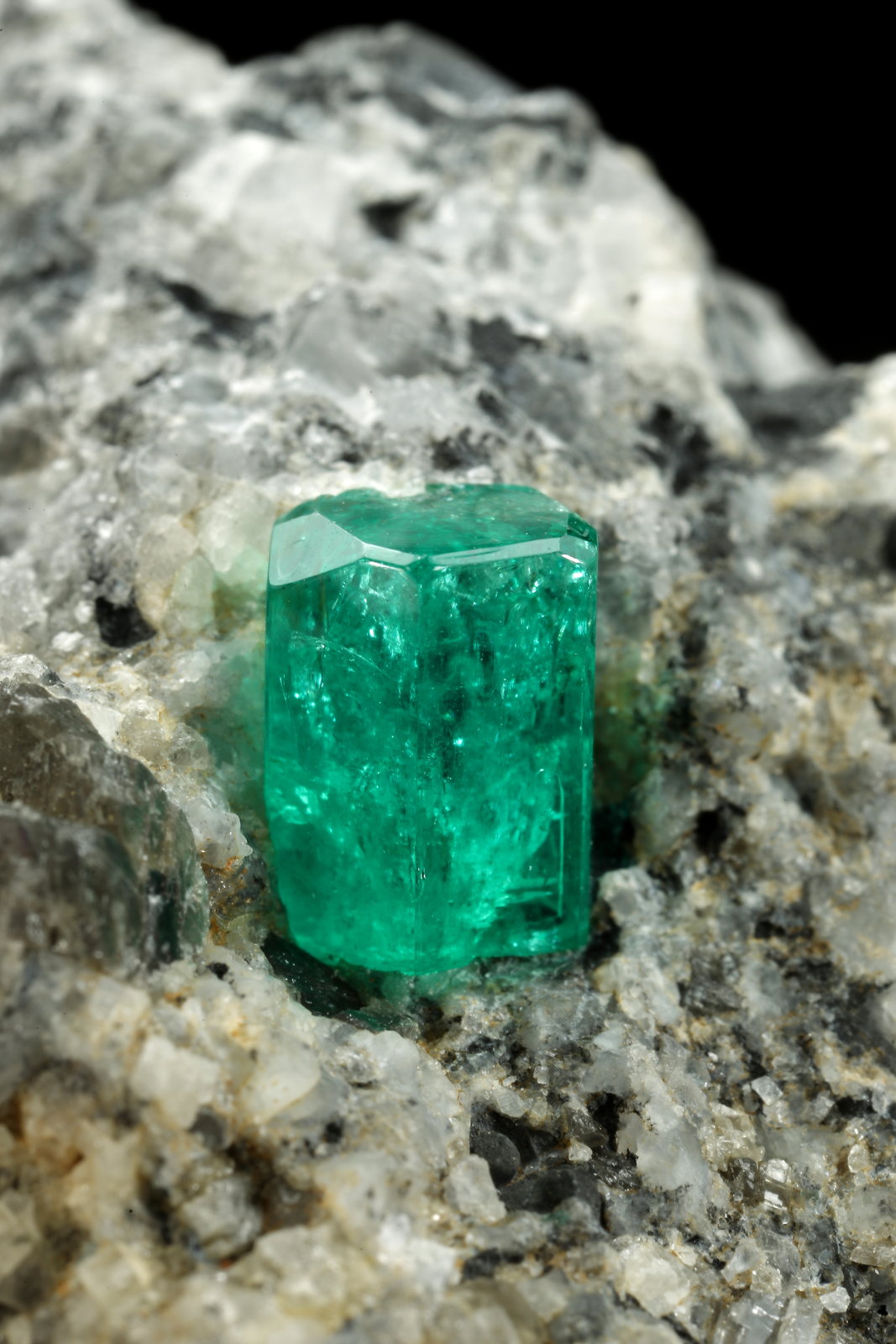 Beryl (variety emerald), Calcite
27x33x35mm, xl=9mm
(Autor: Fiebre Verde)