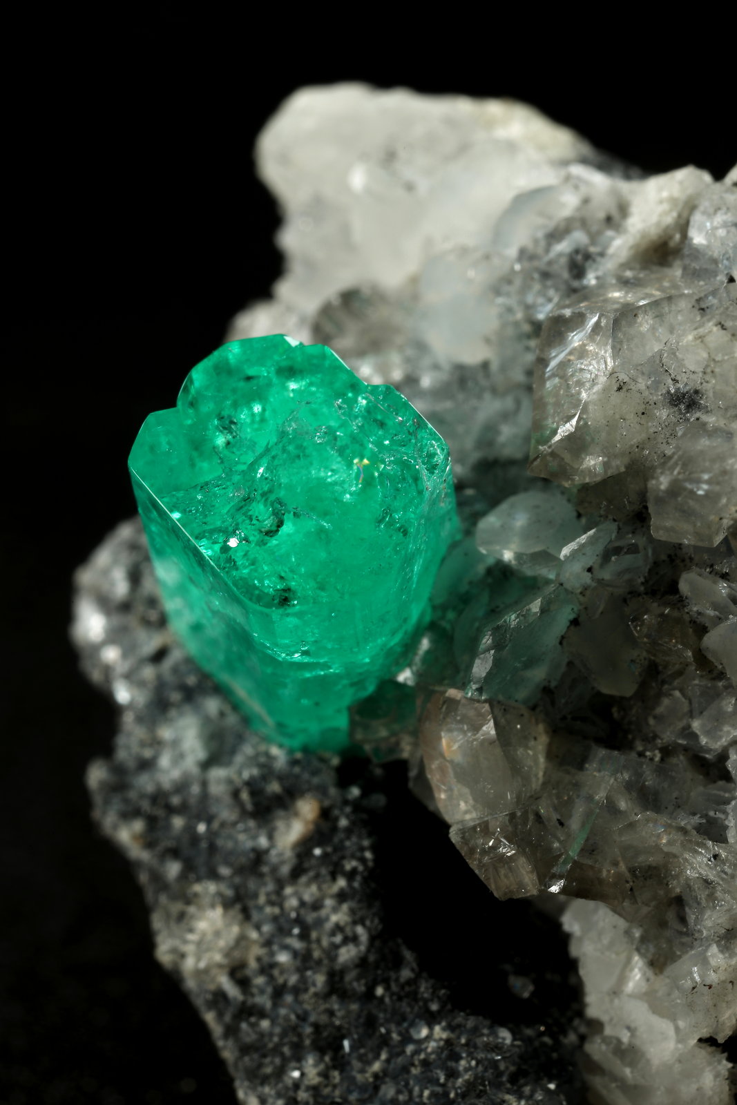Beryl (variety emerald), Calcite, Dolomite, Pyrite
27x24x35mm, xl=9x6mm
(Autor: Fiebre Verde)