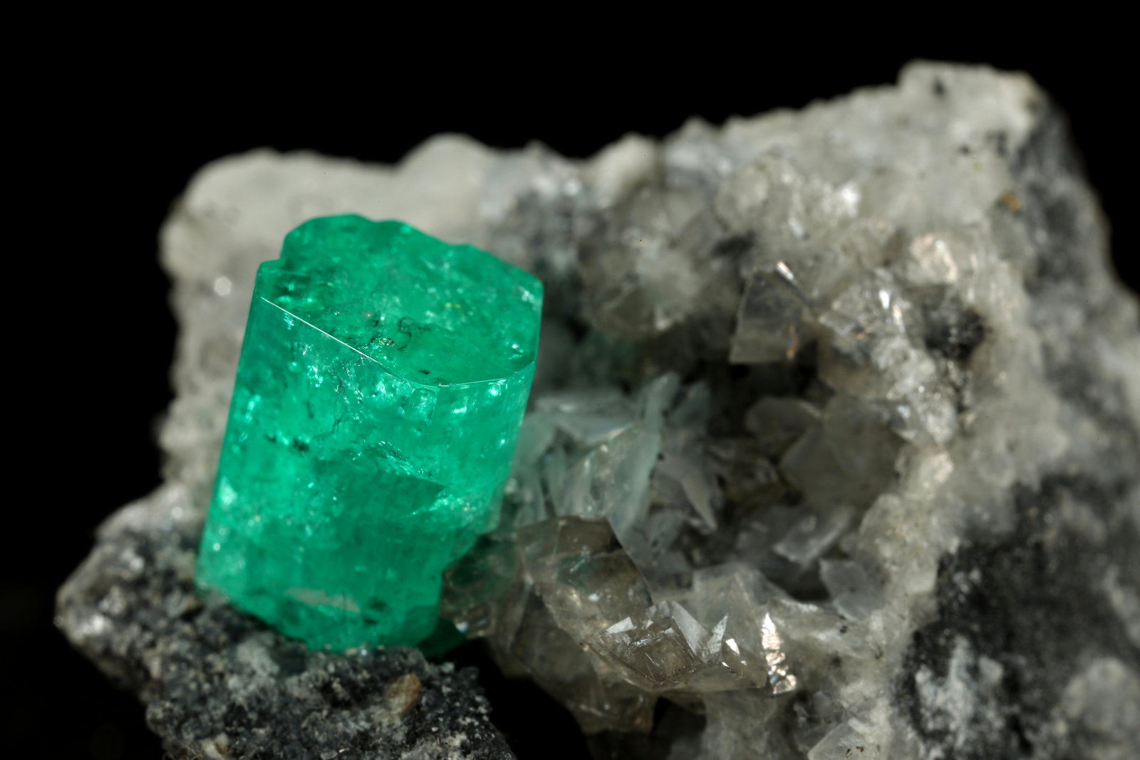 Beryl (variety emerald), Calcite, Dolomite, Pyrite
27x24x35mm, xl=9x6mm
(Autor: Fiebre Verde)