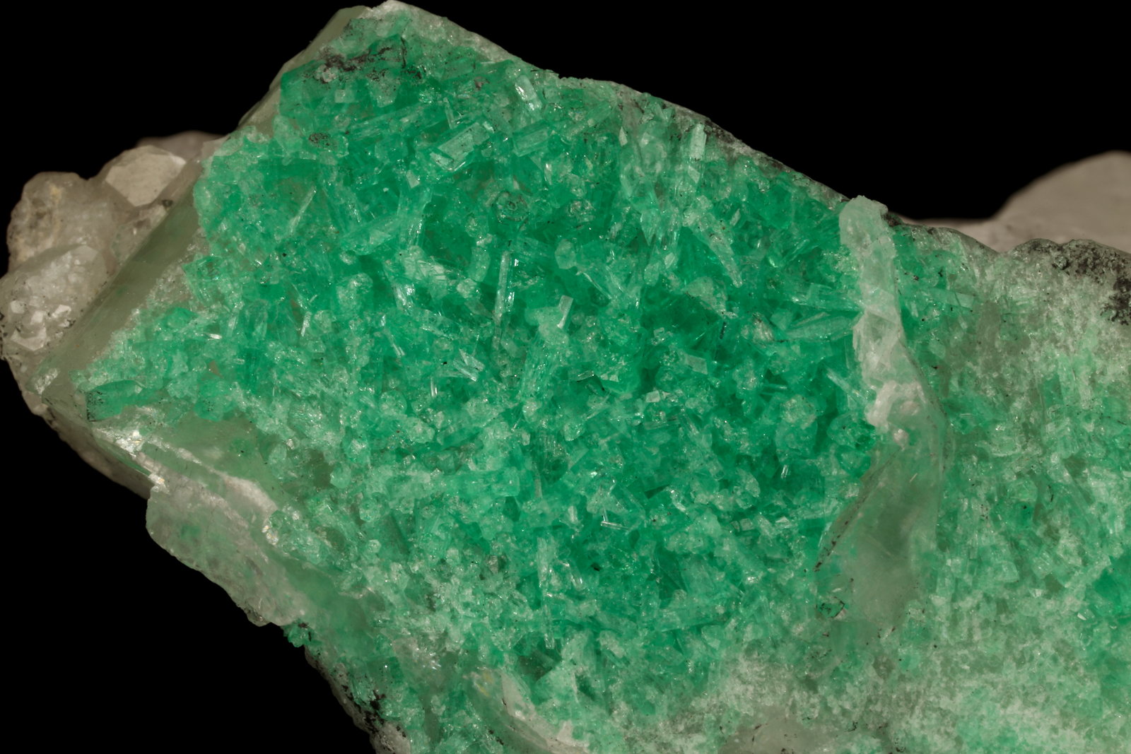 Beryl (variety emerald), Calcite
47x24x34mm
(Autor: Fiebre Verde)