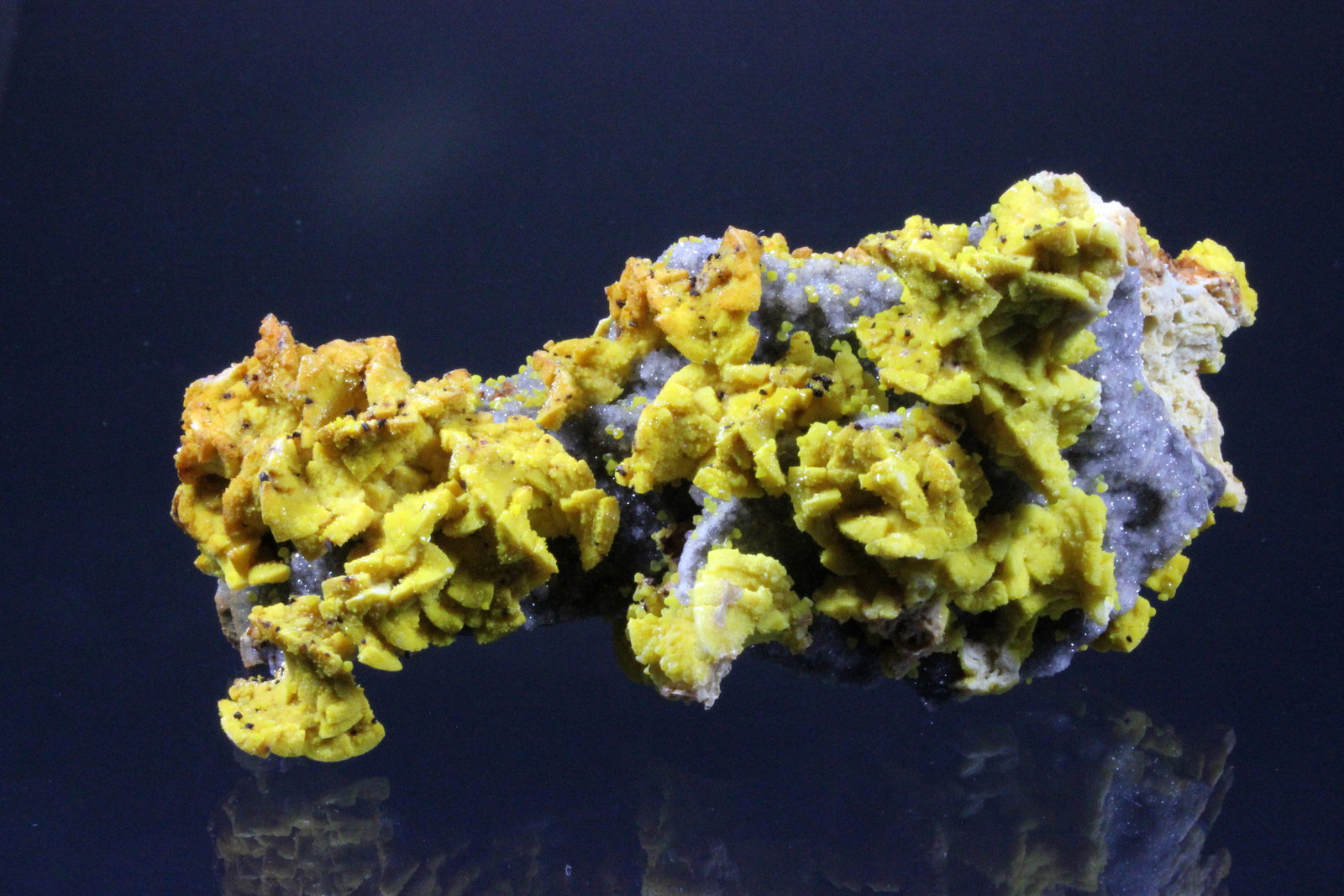 Smithsonite after Dolomite
110 mm x 51 mm x 52 mm
(Autor: Don Lum)