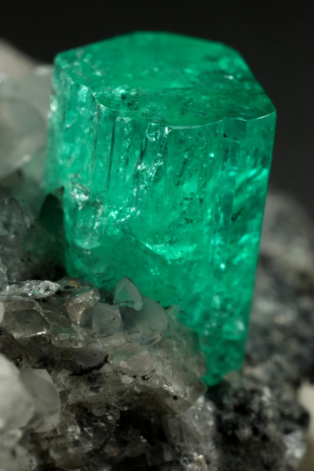 Beryl (variety emerald), Calcite, Dolomite, Pyrite
27x24x35mm, xl=9x6mm
(Autor: Fiebre Verde)
