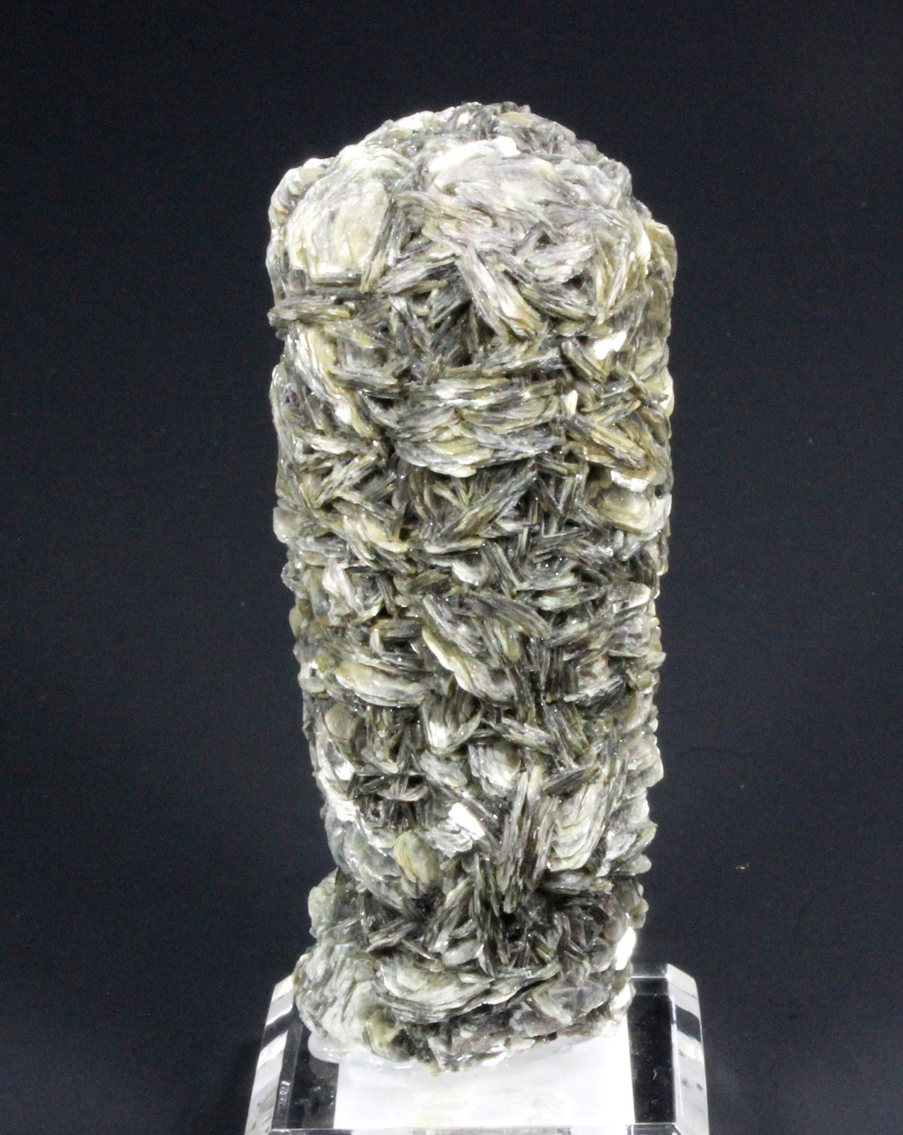 Muscovite after Tourmaline
82 mm x 37 mm x 35 mm
(Autor: Don Lum)