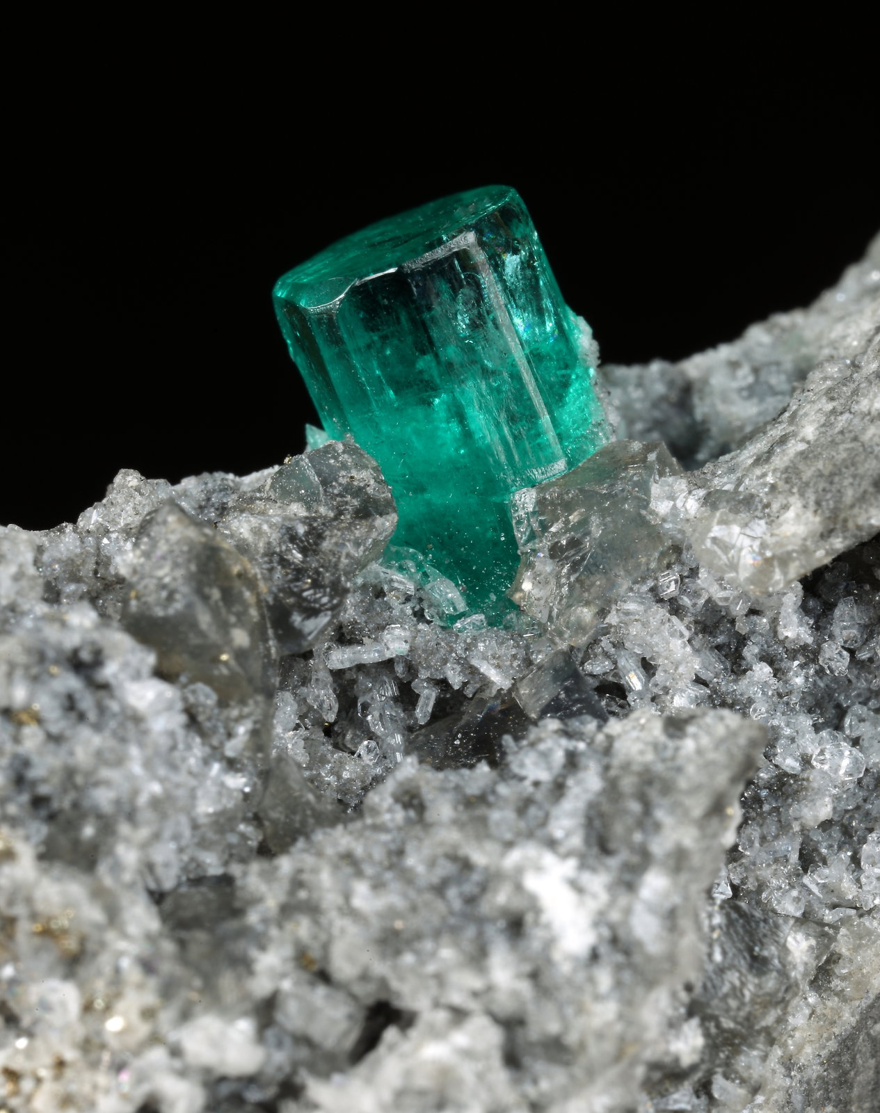 Beryl (variety emerald), Calcite, Pyrite
39x36x18mm, xl=7mm
(Autor: Fiebre Verde)
