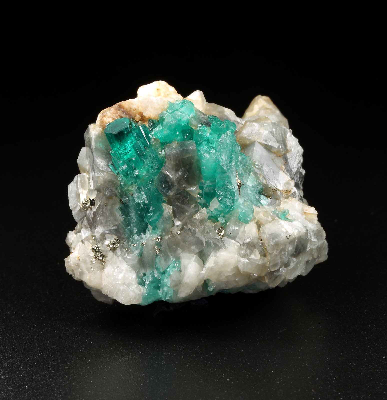 Beryl (variety emerald), Calcite, Pyrite
37x30x32mm, largest xl=10mm
(Autor: Fiebre Verde)