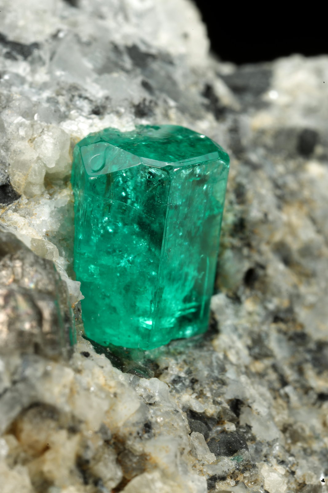 Beryl (variety emerald), Calcite
27x33x35mm, xl=9mm
(Autor: Fiebre Verde)
