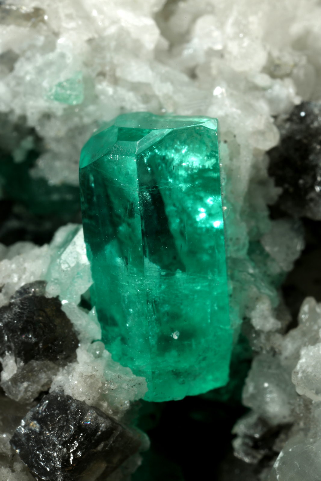 Beryl (variety emerald), Calcite, Dolomite
85x50x50mm, xl=10mm
(Autor: Fiebre Verde)