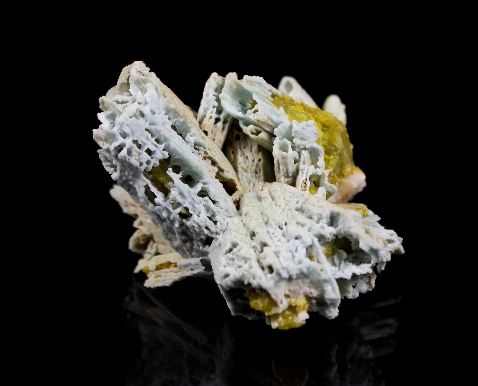 Plumbogummite after Pyromorphite
71 mm x 64 mm x 58 mm
(Autor: Don Lum)