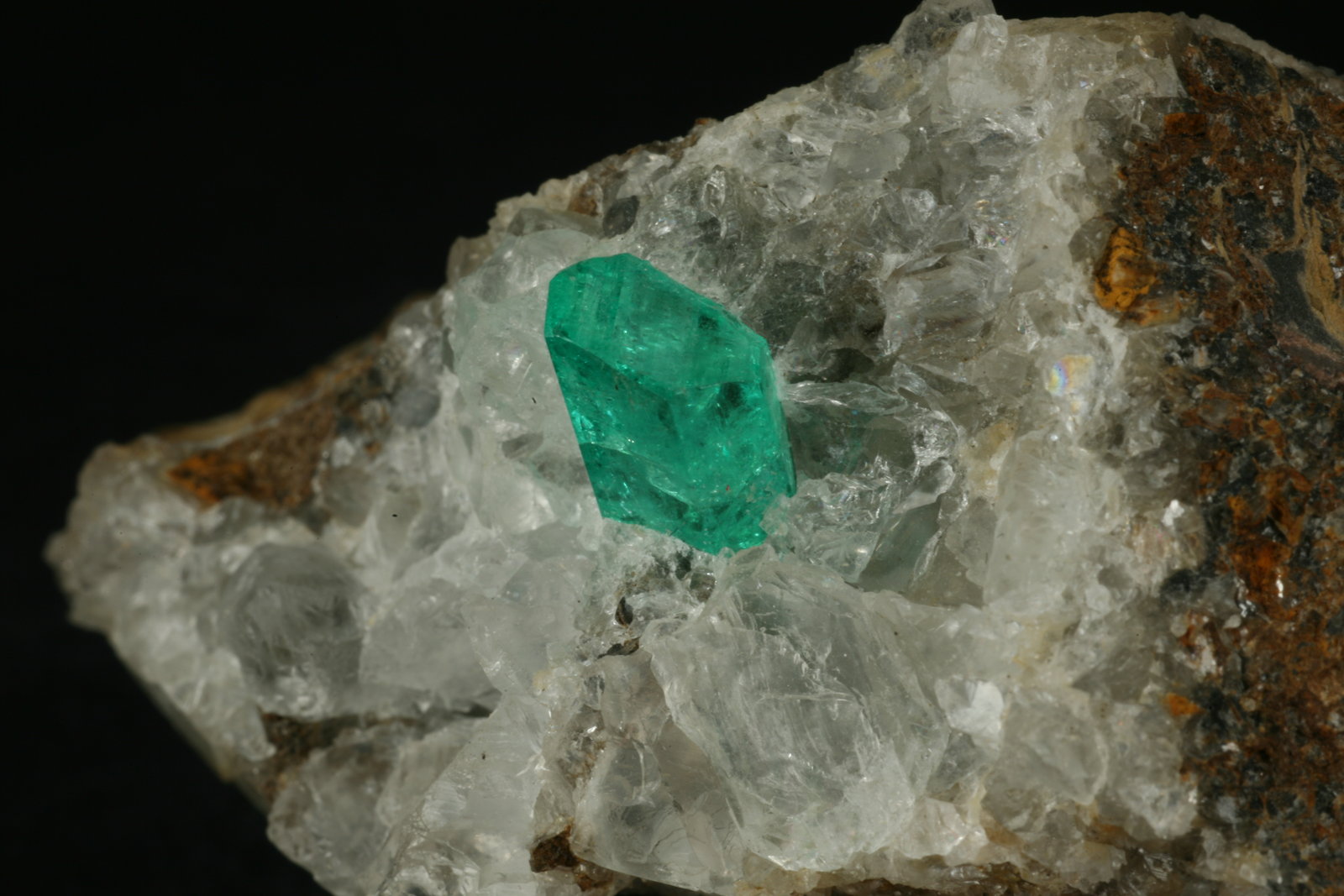 Beryl (variety emerald), Calcite
47x30x35mm
(Autor: Fiebre Verde)