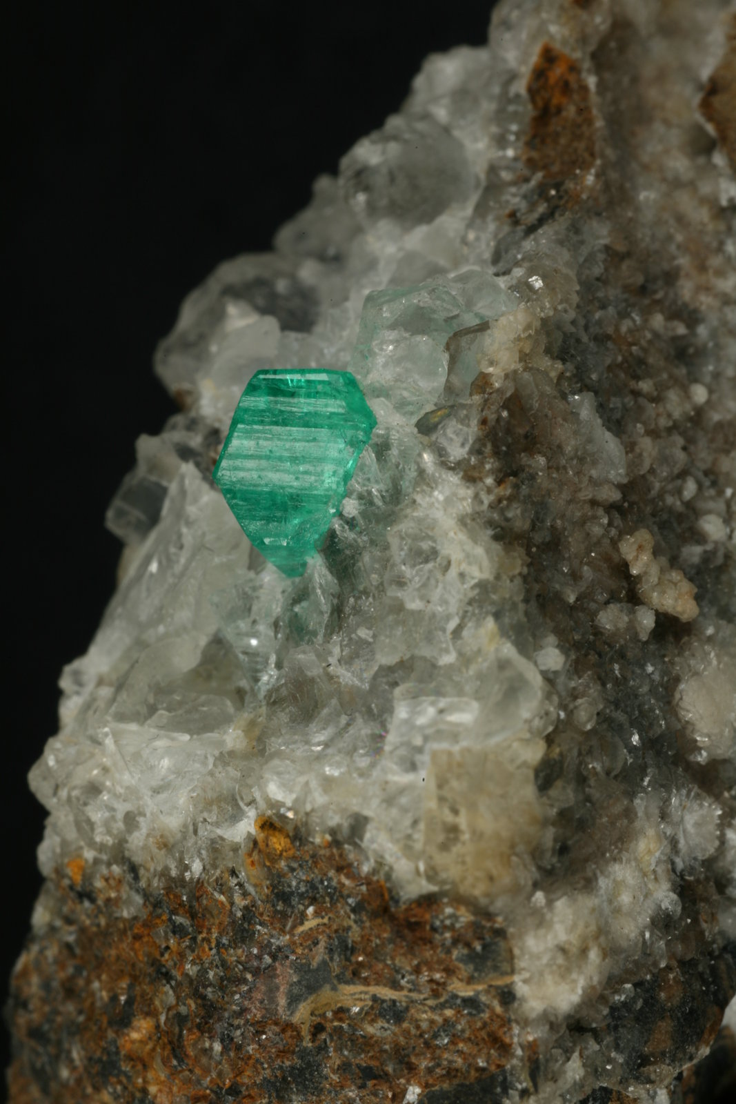 Beryl (variety emerald), Calcite
47x30x35mm
(Autor: Fiebre Verde)