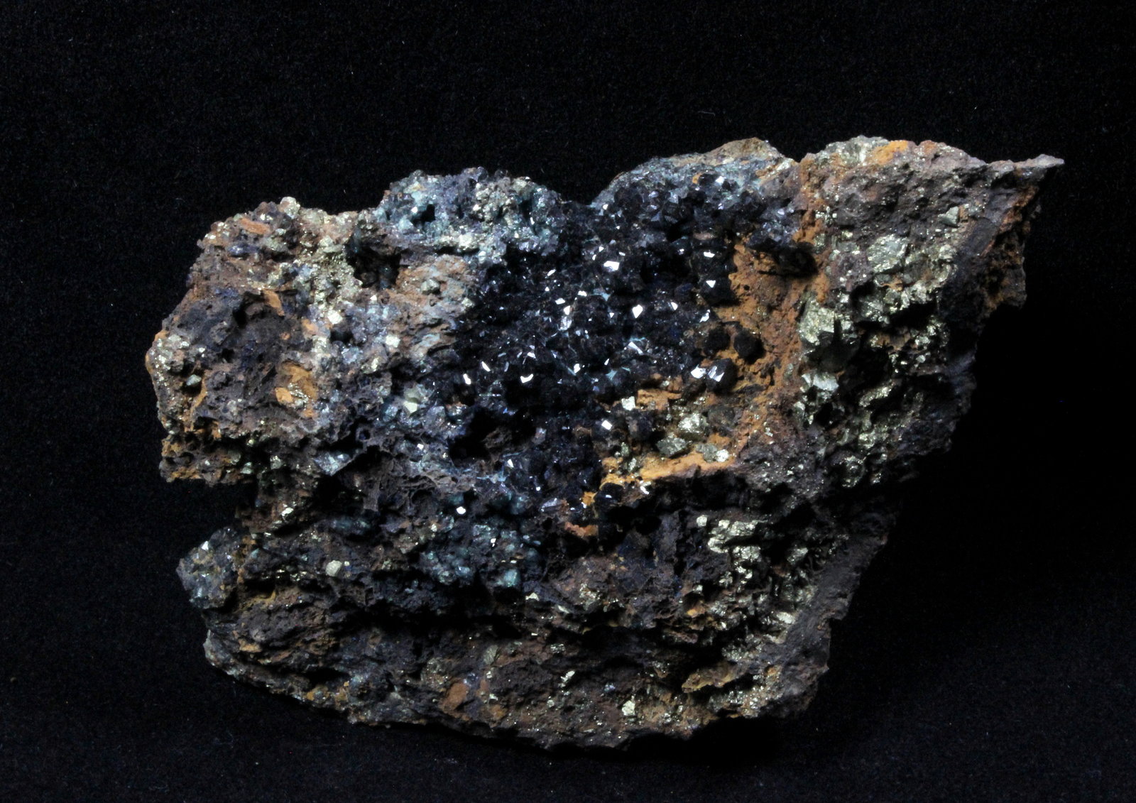 Scorodite
108 mm x 73 mm x  32 mm
(Autor: Don Lum)