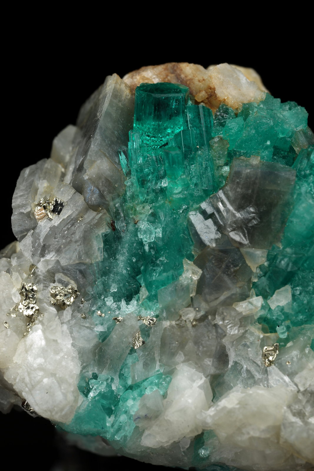 Beryl (variety emerald), Calcite, Pyrite
37x30x32mm, largest xl=10mm
(Autor: Fiebre Verde)