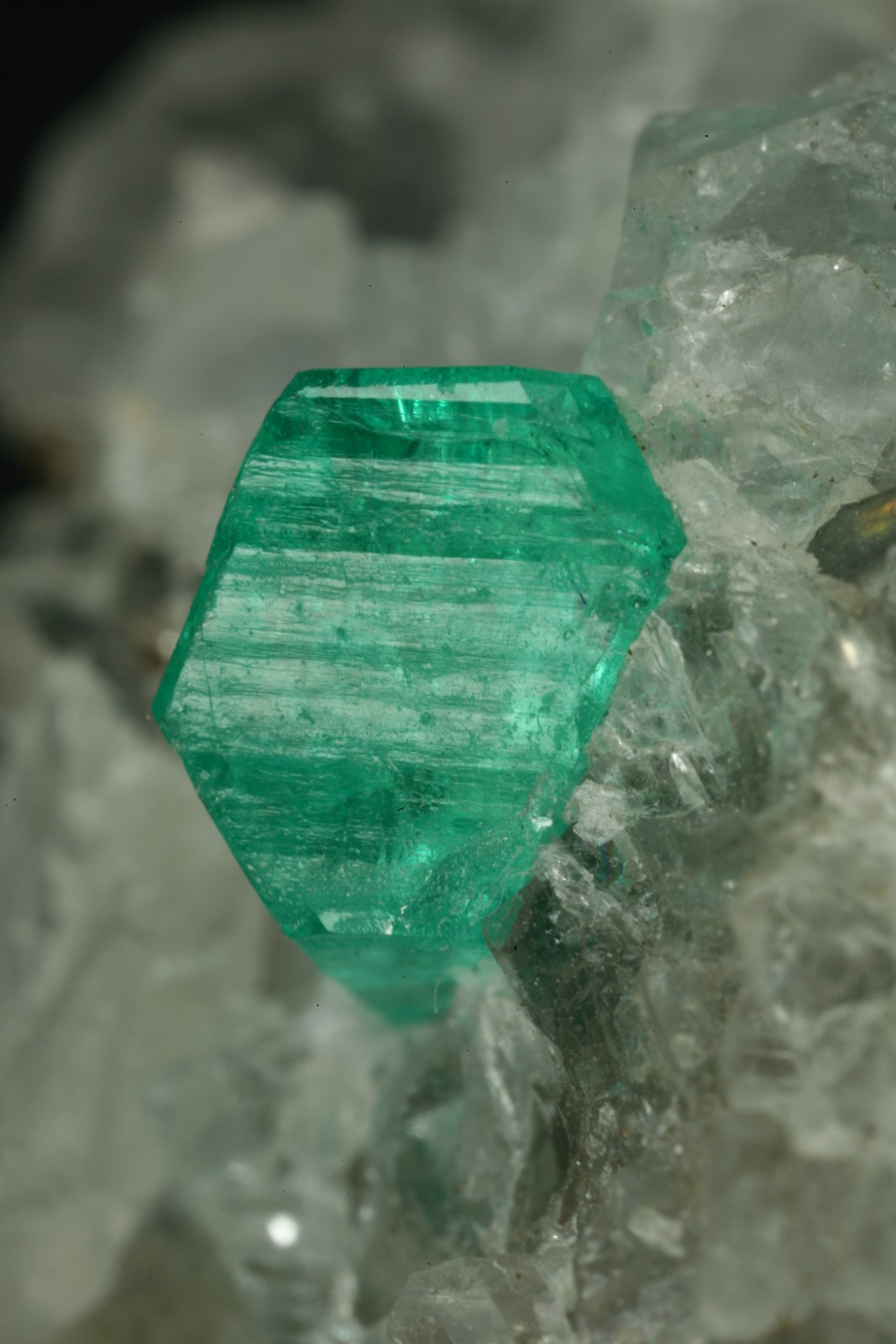 Beryl (variety emerald), Calcite
47x30x35mm
(Autor: Fiebre Verde)
