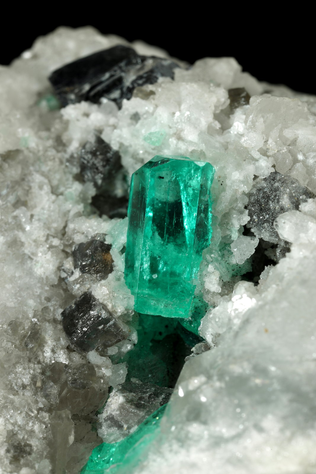 Beryl (variety emerald), Calcite, Dolomite
85x50x50mm, xl=10mm
(Autor: Fiebre Verde)