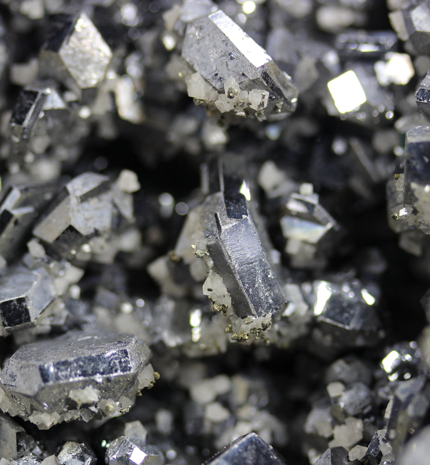 Galena, Dolomite, Chalcopyrite
210 mm x 135 mm x 135 mm
(Autor: Don Lum)