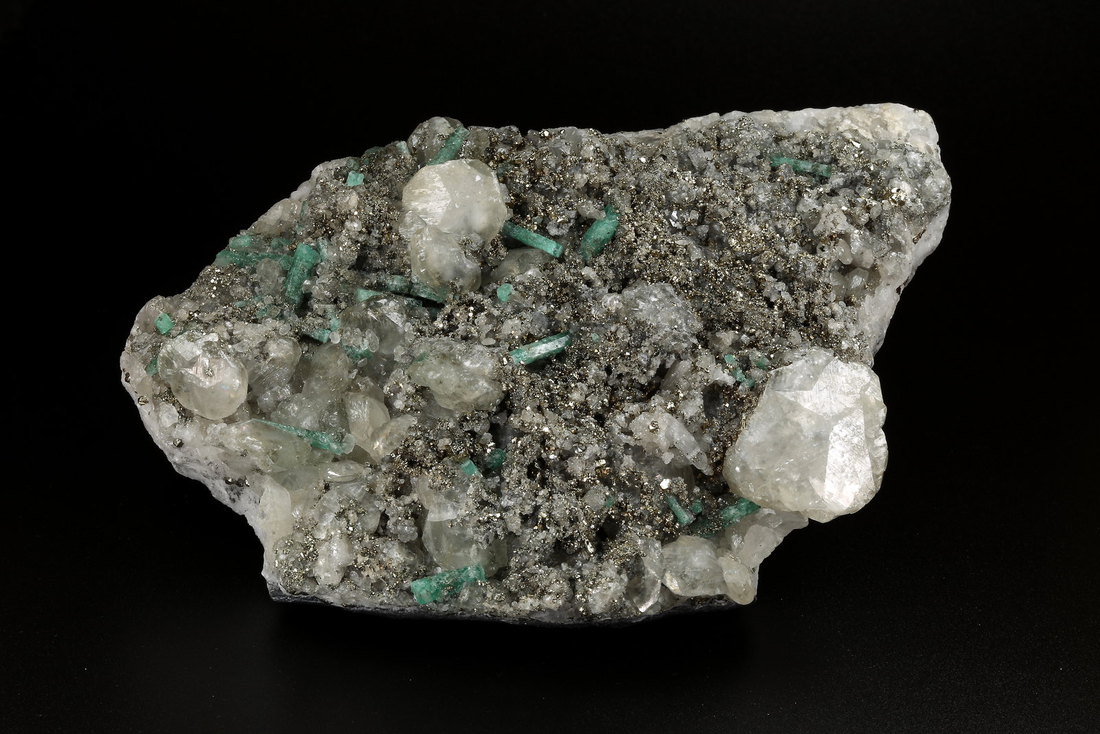 Beryl (variety emerald), Calcite, Pyrite
89x138x35mm, 15+ xls up to 10mm
(Autor: Fiebre Verde)
