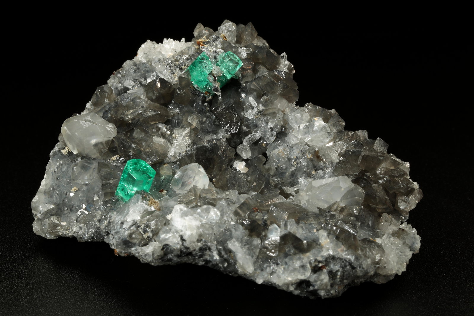 Beryl (variety emerald), Calcite, Dolomite, Pyrite, Quartz
66x49x24mm, main xl=6x4mm
(Autor: Fiebre Verde)