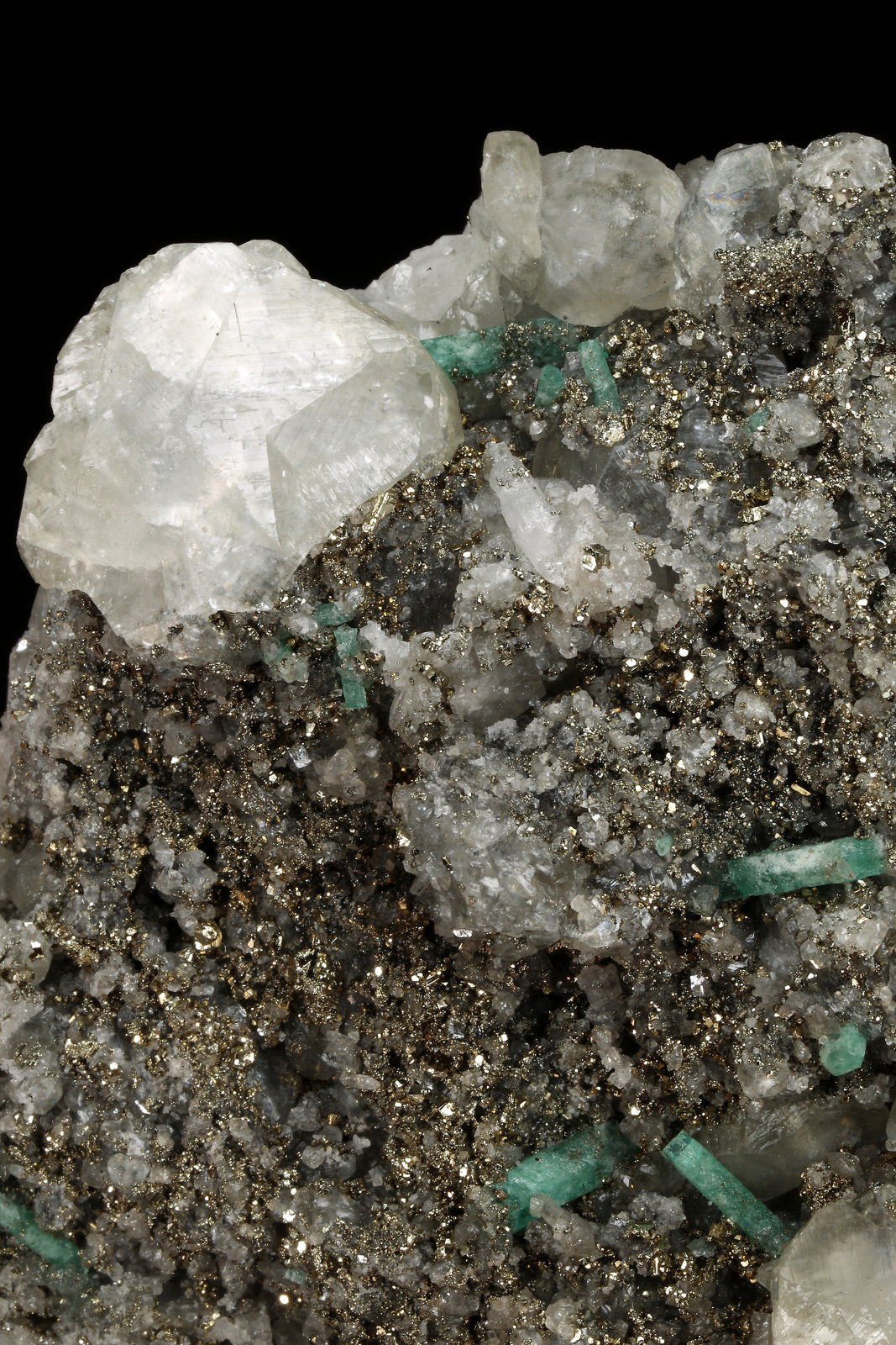 Beryl (variety emerald), Calcite, Pyrite
89x138x35mm, 15+ xls up to 10mm
(Autor: Fiebre Verde)