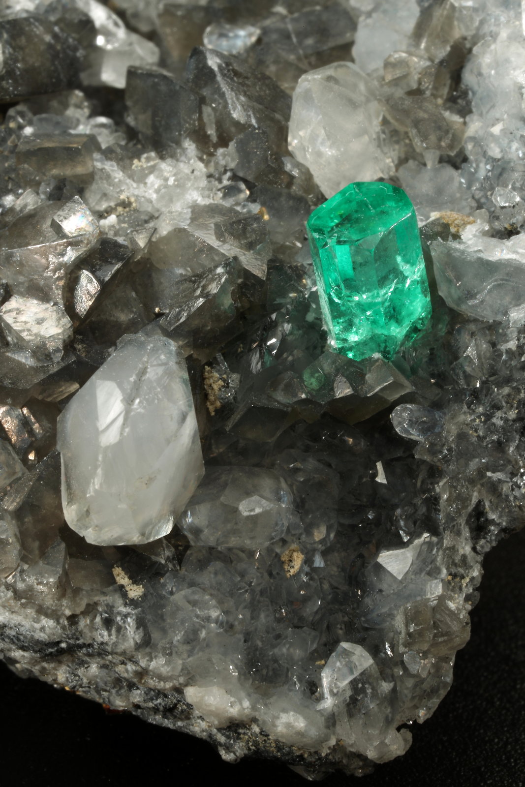 Beryl (variety emerald), Calcite, Dolomite, Pyrite, Quartz
66x49x24mm, main xl=6x4mm
(Autor: Fiebre Verde)