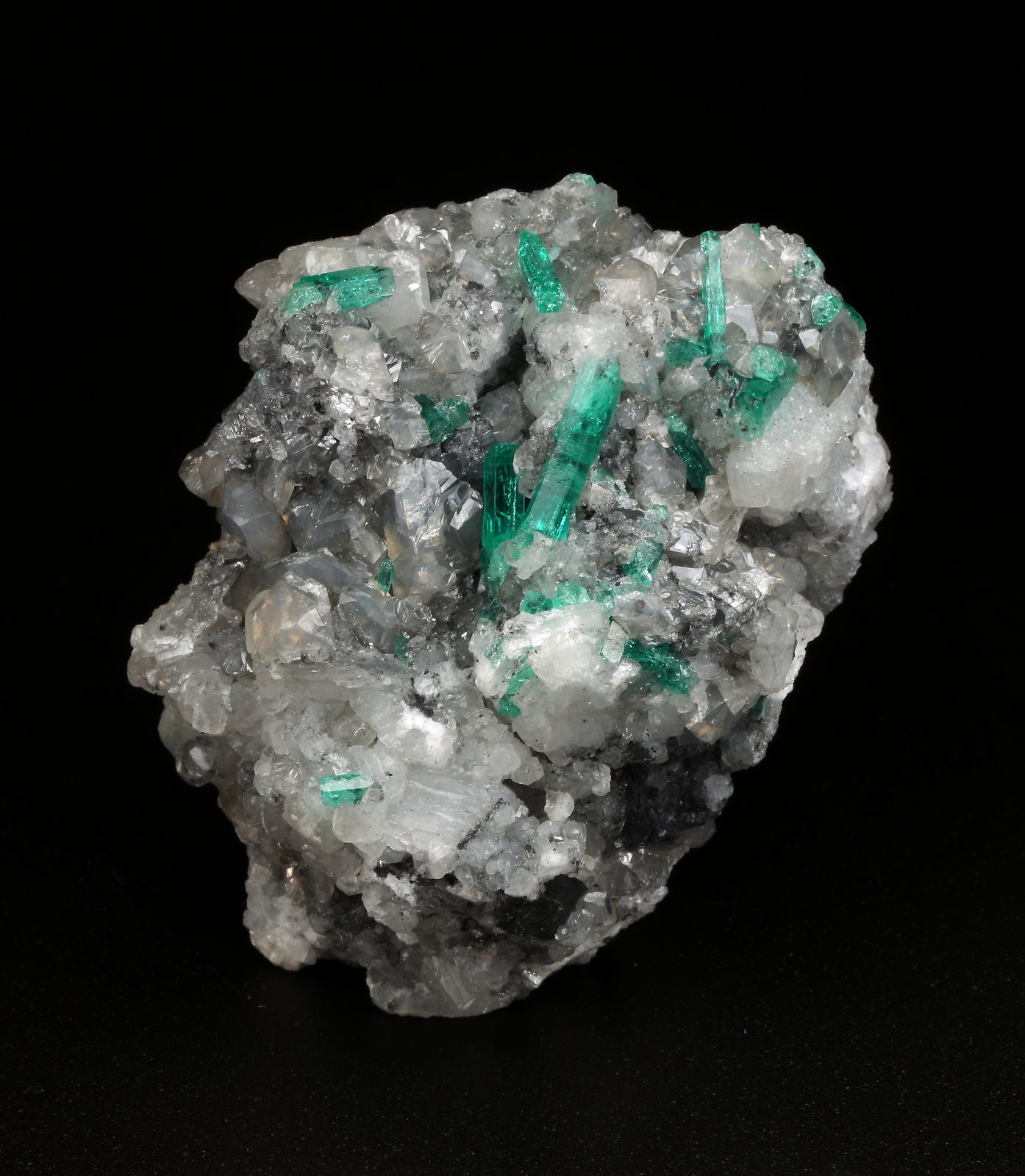 Beryl (variety emerald), Calcite, Dolomite
51x39x33mm, xls up to 12mm
(Autor: Fiebre Verde)