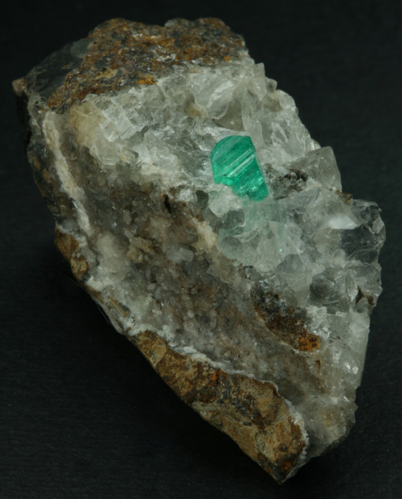 Beryl (variety emerald), Calcite
47x30x35mm
(Autor: Fiebre Verde)