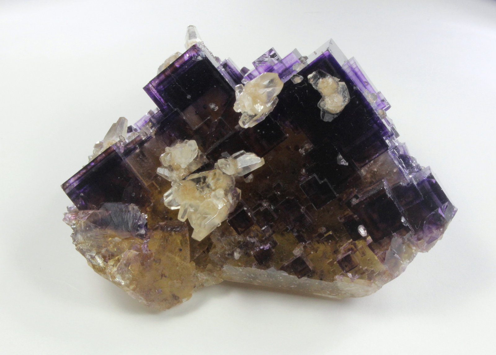 Fluorite, Calcite
74 mm x 60 mm x 49 mm
(Autor: Don Lum)